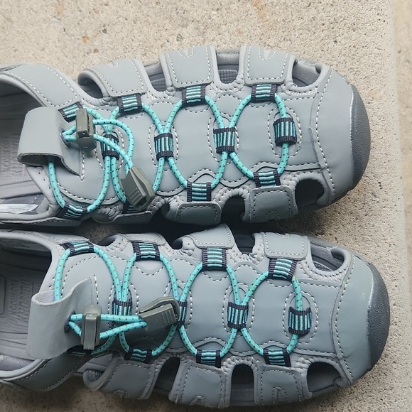 KHOMBU  Size 8. Women's Gray and Teal Outdoor Sandals. - Picture 7 of 9